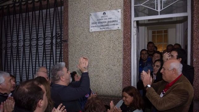 descubren placa en la casa donde vivio maradona descubren placa en la casa donde vivio maradona