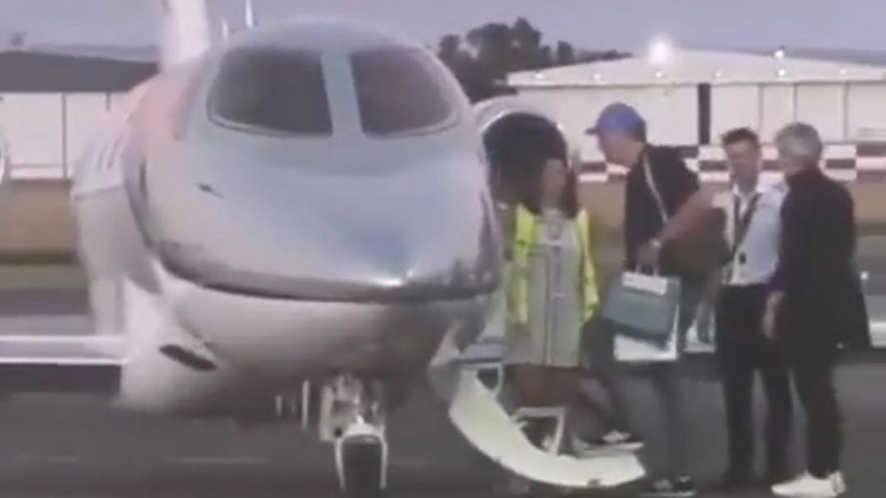 Pepé, pepé, pepé. Manuel Adorni aborda el vuelo privado que lo llevó al carnaval de Punta del Este.