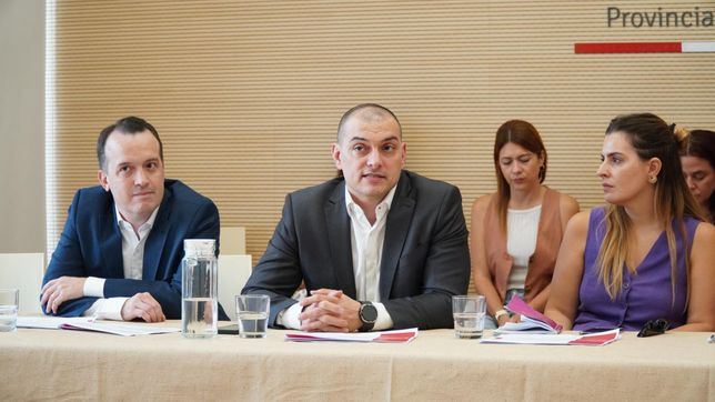Emmanuel Álvarez Agis con los diputados socialistas Joaquin Blanco y Lionella Cattalini. La visita del economista fue sobrevolada por la teoría de las dos caras de Toto Caputo.
