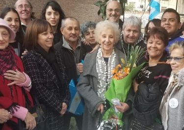 Vecinos y legisladores porteños homenajearon a las Abuelas de Plaza de Mayo