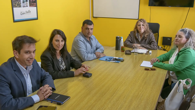 Río Negro: el gobierno mejoró la propuesta salarial a estatales y docentes y ahora definen los gremios