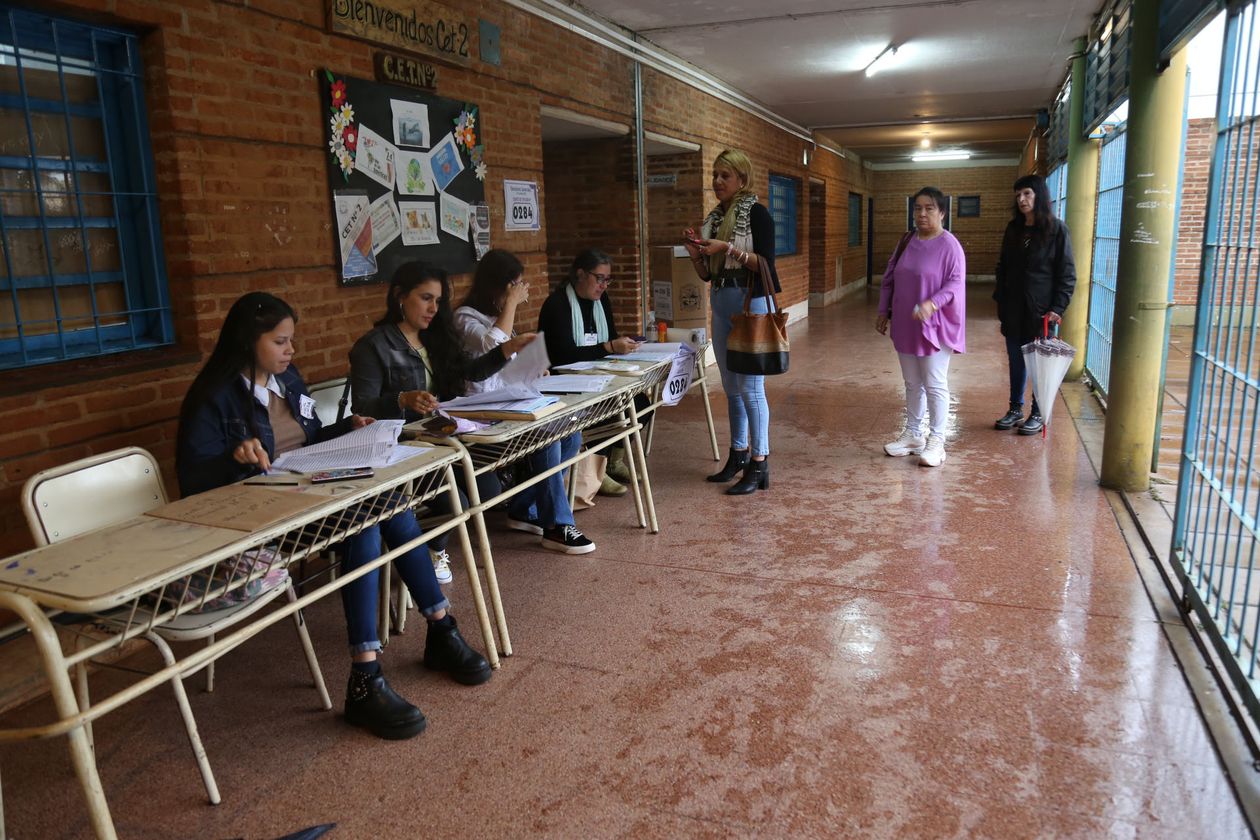 La jornada electoral arrancó con lluvias