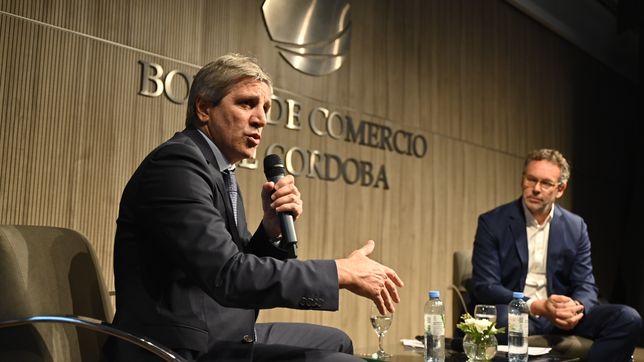 Toto Caputo disertó en la Bolsa de Comercio de Córdoba.