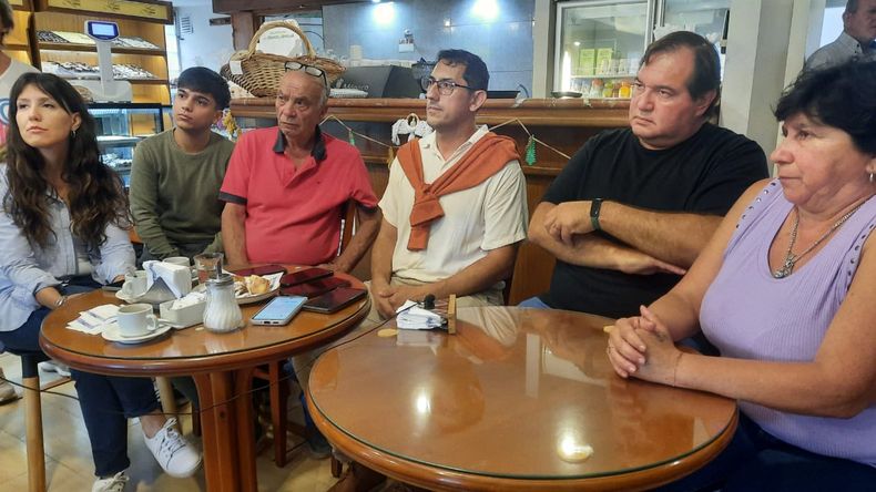El referente de Luis Juez en Río Cuarto, Pablo Benítez (centro), flanqueado por el excandidato Flavio Díaz Tarifa y Ana Franco a su derecha.  