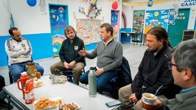 Sergio Massa comparte mates y facturas con curas villeros
