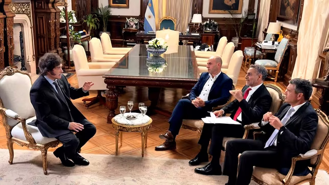 Javier Milei, entrevistado por Esteban Trebuk, Luis Majul y Pablo Rossi.