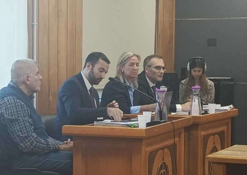 Martini, en el centro del banquillo, y Milano, a la izquierda, escuchan la acusación de los fiscales en la primera jornada del juicio oral y público en su contra. 