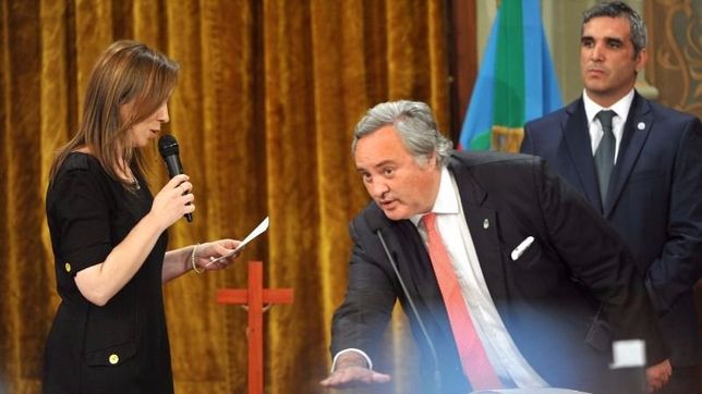 los nuevos ministros de vidal: jura en privado y asuncion en silencio