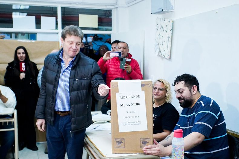 El gobernador Gustavo Melella votó en el Centro Polivalente de Arte de la ciudad de Río Grande.