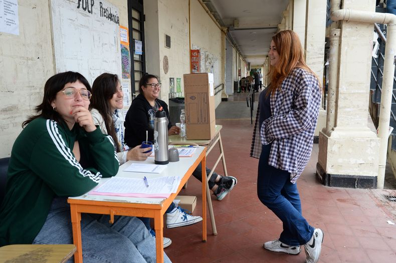 mujeres urnas.JPG