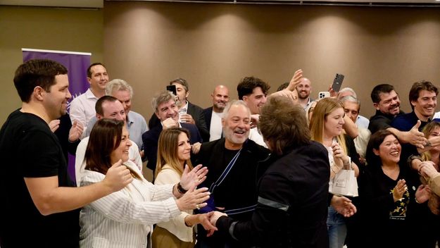 Oscar Liberman buscó la foto con Milei en el paso del presidente por Bahía Blanca