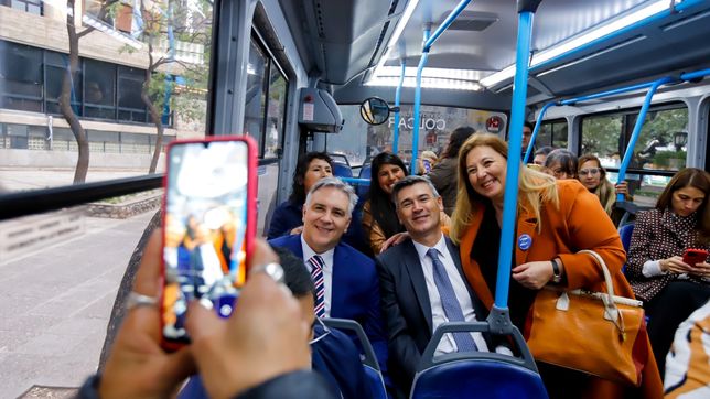 Martín Llaryora y Daniel Passerini durante la presentación de nuevas unidades para el transporte de Córdoba