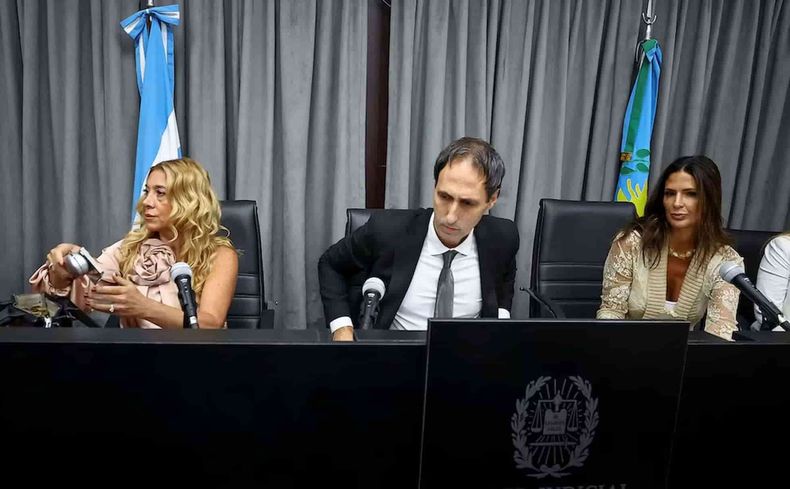 Los jueces Verónica Di Tommaso, Maximiliano Savarino y la destituida Julieta Makintach, protagonistas de un escándalo sin precedentes en la Justicia bonaerense.