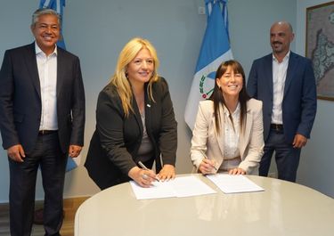 Karina Maureira y Julieta Corroza con Rolando Figueroa y Juan Ousset firmando el proyecto de Ficha limpia de La Neuquinidad.&nbsp;