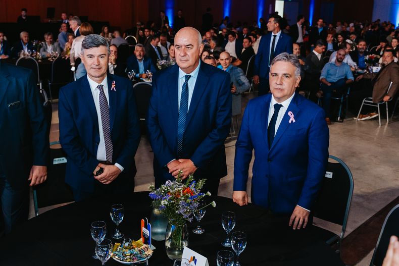 Martín Llaryora, Luis Macario (presidente de la UIC) y Daniel Passerini, en el Coloquio de la UIC de 2024