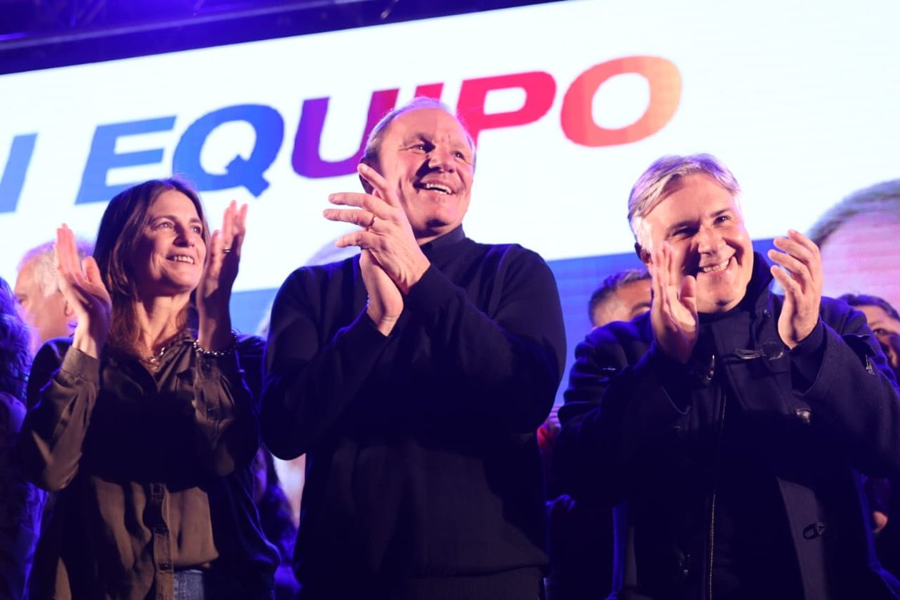 El nuevo intendente de Río Cuarto, Guillermo de Rivas, junto al gobernador Martín Llaryora.