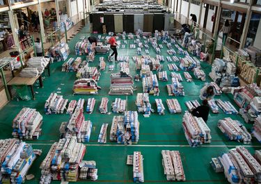 El equipo de la justicia electoral en pleno armado de las urnas para distribuir en toda la provincia de Buenos Aires - Foto: Letra P