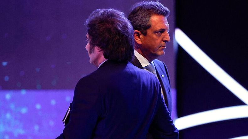 Sergio Massa y Javier Milei se cruzan durante el debate presidencial del 1° de octubre de 2023