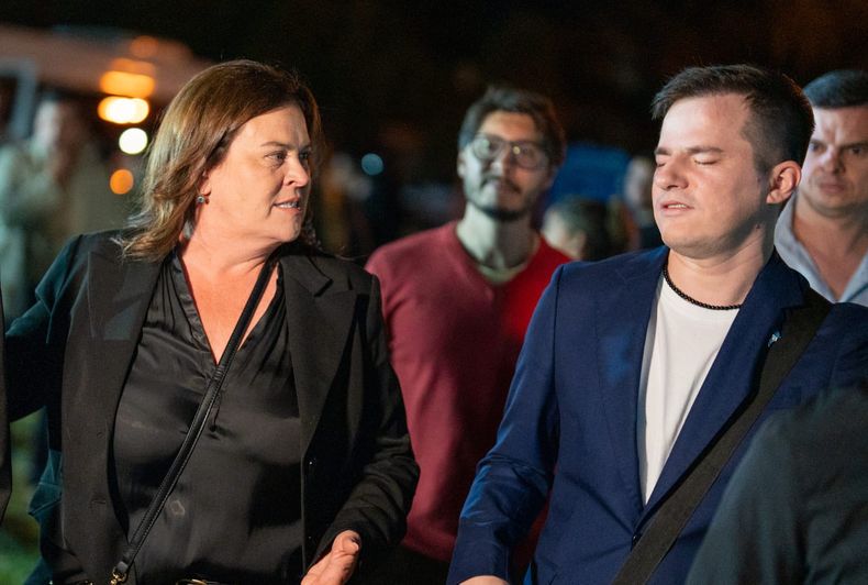 Fernanda Alonso junto a Nahuel Pennisi, en un recital. La intendenta gestiona poniendo recursos y energías en el área cultural.