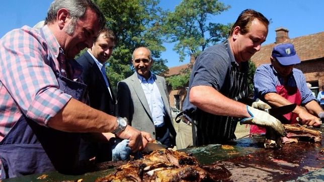 salvador promete obras viales e hidricas a productores