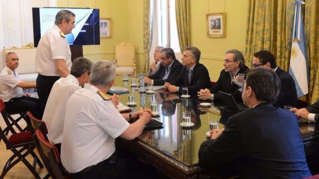 submarino: aguad sigue; los jefes de las fuerzas se van