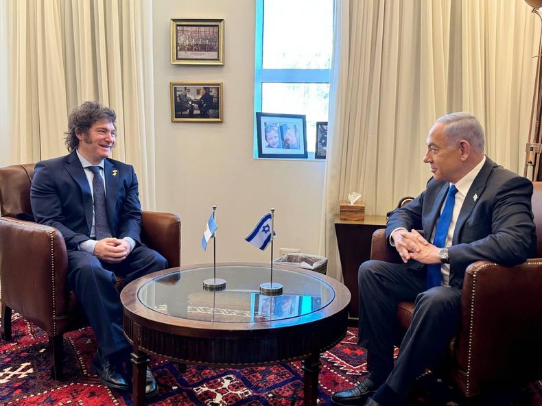 Javier Milei con Benjamin Netanyahu en Israel. (Captura de la cuenta de Twitter @OPRArgentina)