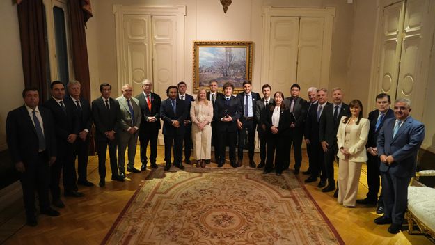El Presidente Javier Milei y 17 gobernadores, mimos y cero hostilidad en el primer encuentro tras las elecciones. El Presidente Javier Milei y 17 gobernadores, mimos y cero hostilidad en el primer encuentro tras las elecciones.