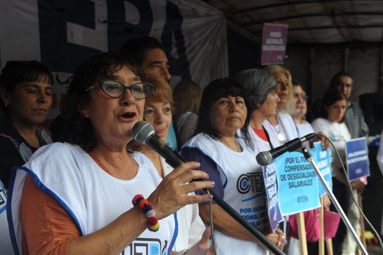 Acto de CTERA frente al palacio Pizzurno durante la jornada de paro de 24 horas convocada por el gremio para este lunes 26. Noticias Argentinas Acto de CTERA frente al palacio Pizzurno durante la jornada de paro de 24 horas convocada por el gremio para este lunes 26. Noticias Argentinas