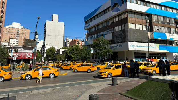 Reclamo de taxistas contra las aplicaciones como Uber o Cabify en Neuquén.