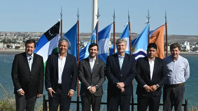 Los gobernadores de la Patagonia, en tiempos de unidad: Alberto Weretilnec (Río Negro), Rolando Figueroa (Neuquén), Ignacio Torres (Chubut), Sergio Ziliotto (La Pampa), Claudia Vidal (Santa Cruz) y Gustavo Melella (Tierra del Fuego).