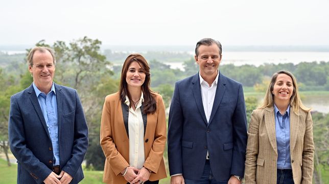 Gustavo Bordet junto con Claudia Monjo, Adán Bahl y la vicegobernadora María Laura Stratta.
