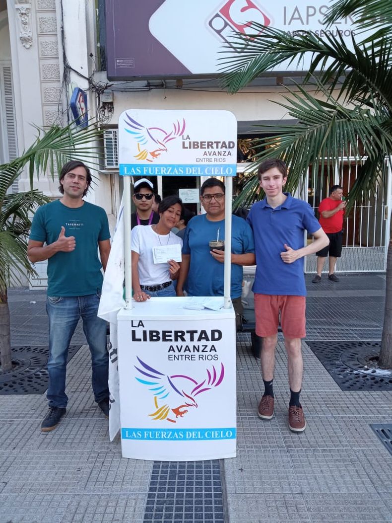 Parte de la lista opositora que se presentará en las internas departamentales de La Libertad Avanza en Paraná. Melisa Alegre encabeza la propuesta como candidata a presidenta, secundada por Adriel Budzisch.