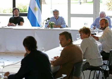 Fernández suma médicos al anuncio y blinda la cuarentena flexibilizada