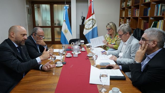 El ministro de Desarrollo Productivo de Santa Fe, Gustavo Puccini con sus pares de otras provincias