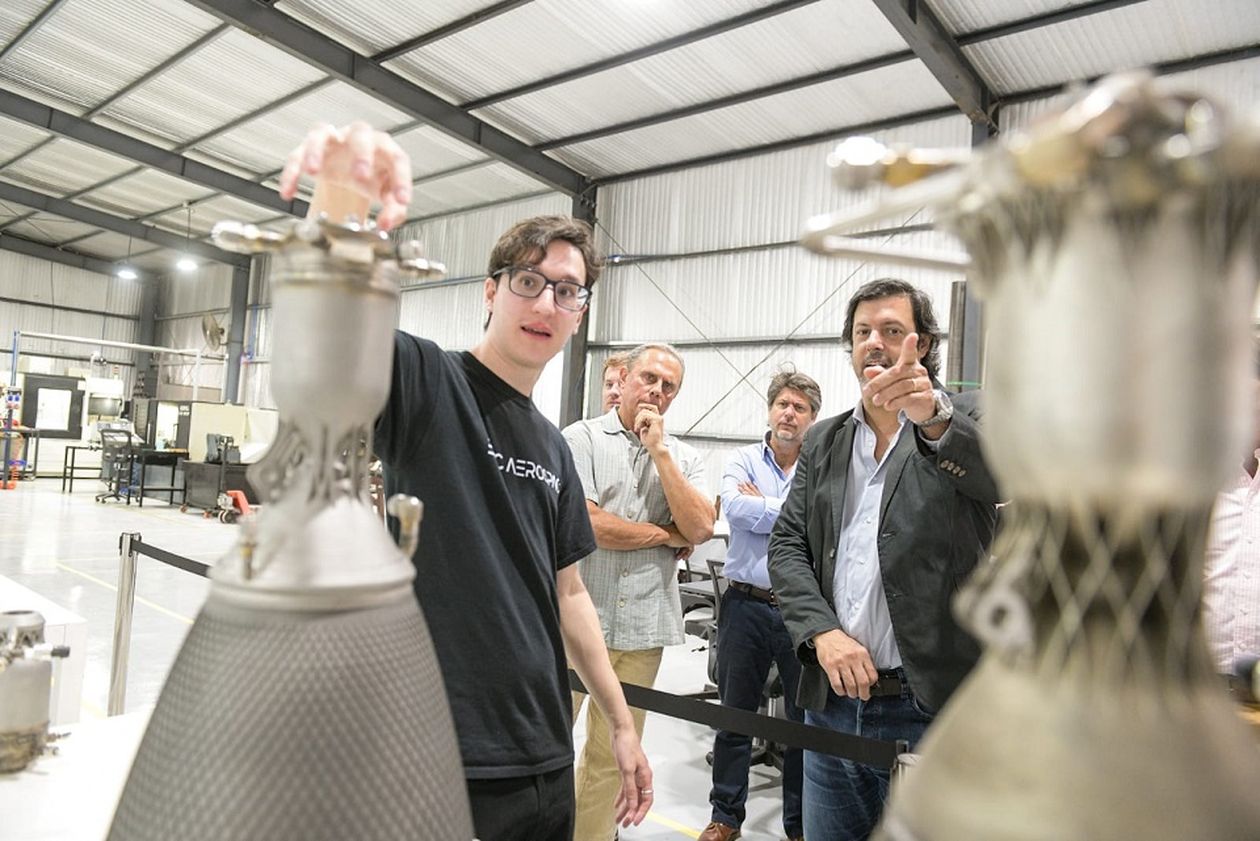 Darío Genua junto a Ignacio Belieres Montero durante una visita a la planta de Epic Aerospace en Ezeiza. La startup mantiene vínculos con el área de Ciencia y Tecnología del Gobierno.