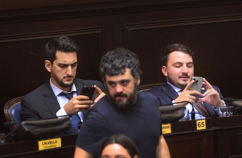 El presidente del bloque de La Libertad Avanza, Agustín Romo, y el jefe de la bancada de UP, Facundo Tignanelli. El presidente del bloque de La Libertad Avanza, Agustín Romo, y el jefe de la bancada de UP, Facundo Tignanelli.