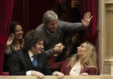 Manuel Adorni se apoyó en los números de Toto Caputo en su presentación en el Congreso.