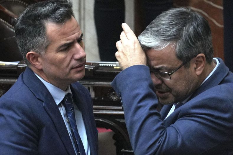 Los jefes de bloque de Diputados Gabriel Bornoroni (LLA) y Germán Martínez (UP). Javier Milei no quiere que debatan el swap con China.&nbsp;