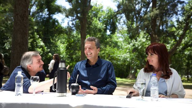Sergio Massa, rodeado por Máximo Kirchner y CFK. 