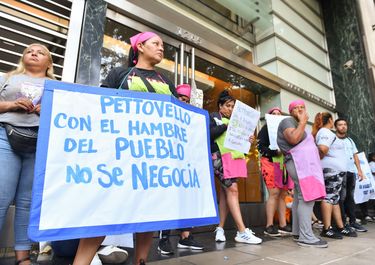 Fila de la pobreza en la vereda del Ministerio de Capital Humano.