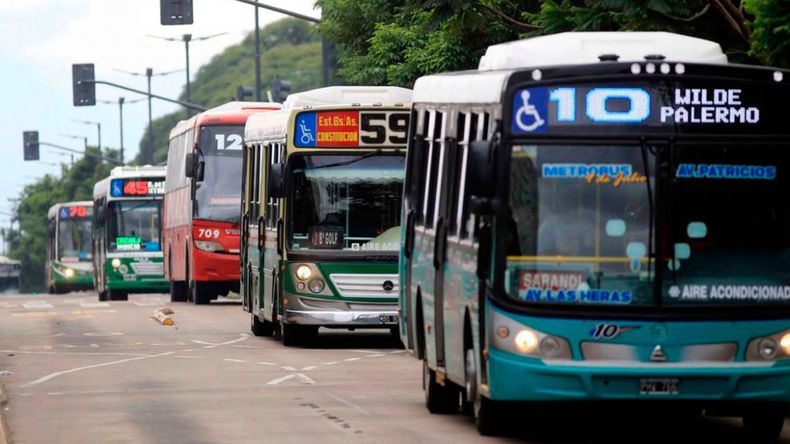 Toto Caputo recorta los subsidios a colectivos