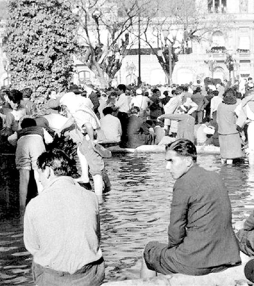 Las patas en la fuente, imagen icónica del sueño nacional de la igualdad. La reforma laboral de Javier Milei pone en cuestión las bases de esa Argentina.  