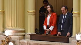 Decretazo de Javier Milei:Victoria Villarruel con el secretario parlamentario, Agustín Giustinian, encargado de defender la demoradel tratamiento.