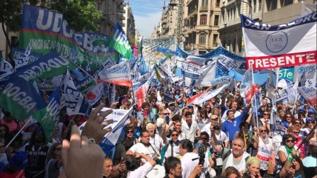 tras la movilizacion del lunes, los docentes cumplen con el segundo dia de paro