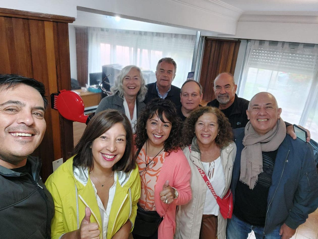 Arabela Carreras y su tropa barilochense. La exgobernadora juega en el pago chico mientras arma un frente provincial.