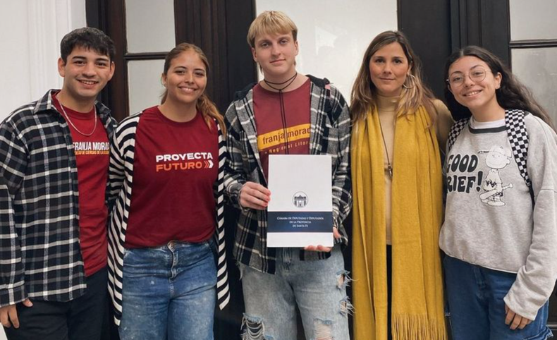 Ximena García junto a militantes de la Franja Morada. Ximena García junto a militantes de la Franja Morada.