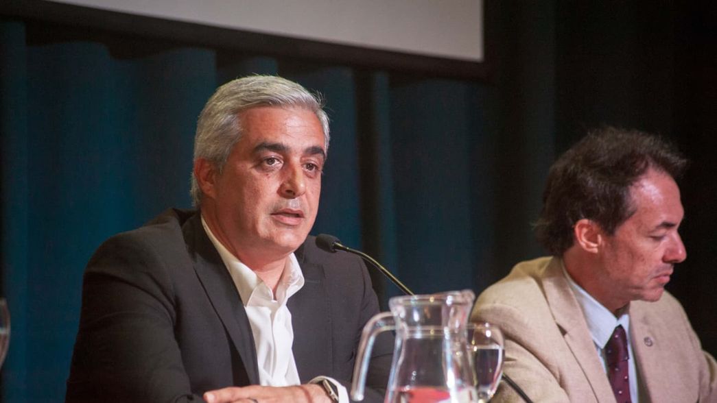 Franco Bartolacci, rector de la Universidad Nacional de Rosario. De fondo, Hernán Botta, decano de la Facultad de Derecho de Rosario.