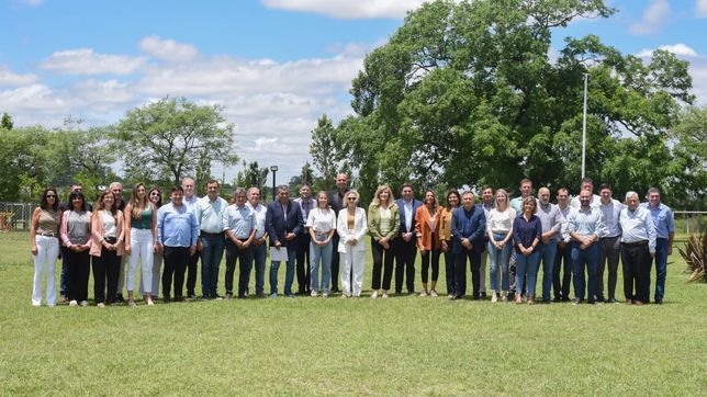 Intendentes e intendentas del PJ de Entre Ríos en un encuentro en Victoria donde la reforma política de Rogelio Frigerio fue tema central.
