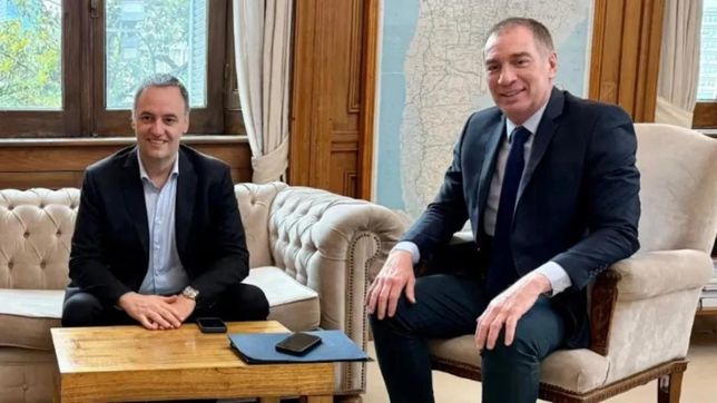 Manuel Adorni y Diego Santilli.