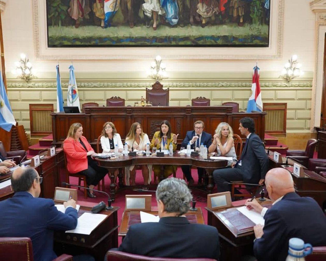 La presidenta de la Cámara de Diputados, Clara García, junto a los y las especialistas que sumaron aportes y críticas a las reformas judiciales.